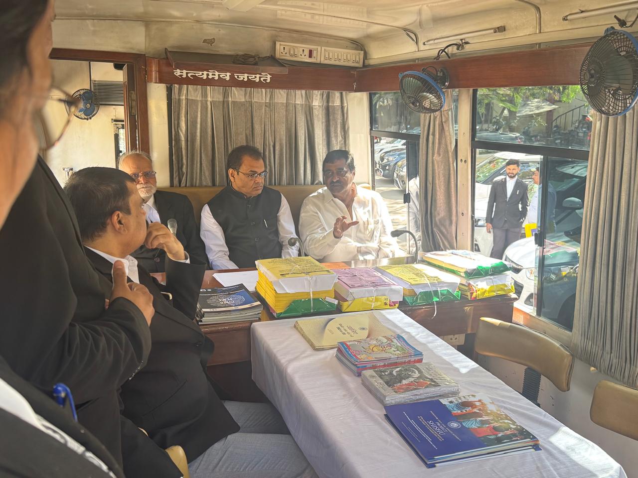 Ranchi: चलंत लोक अदालत सरल एवं त्वरित न्याय पाने का सर्वोत्तम माध्यम: न्यायायुक्त दिवाकर पाण्डेय 1 WhatsApp Image 2025 02 04 at 5.16.03 PM