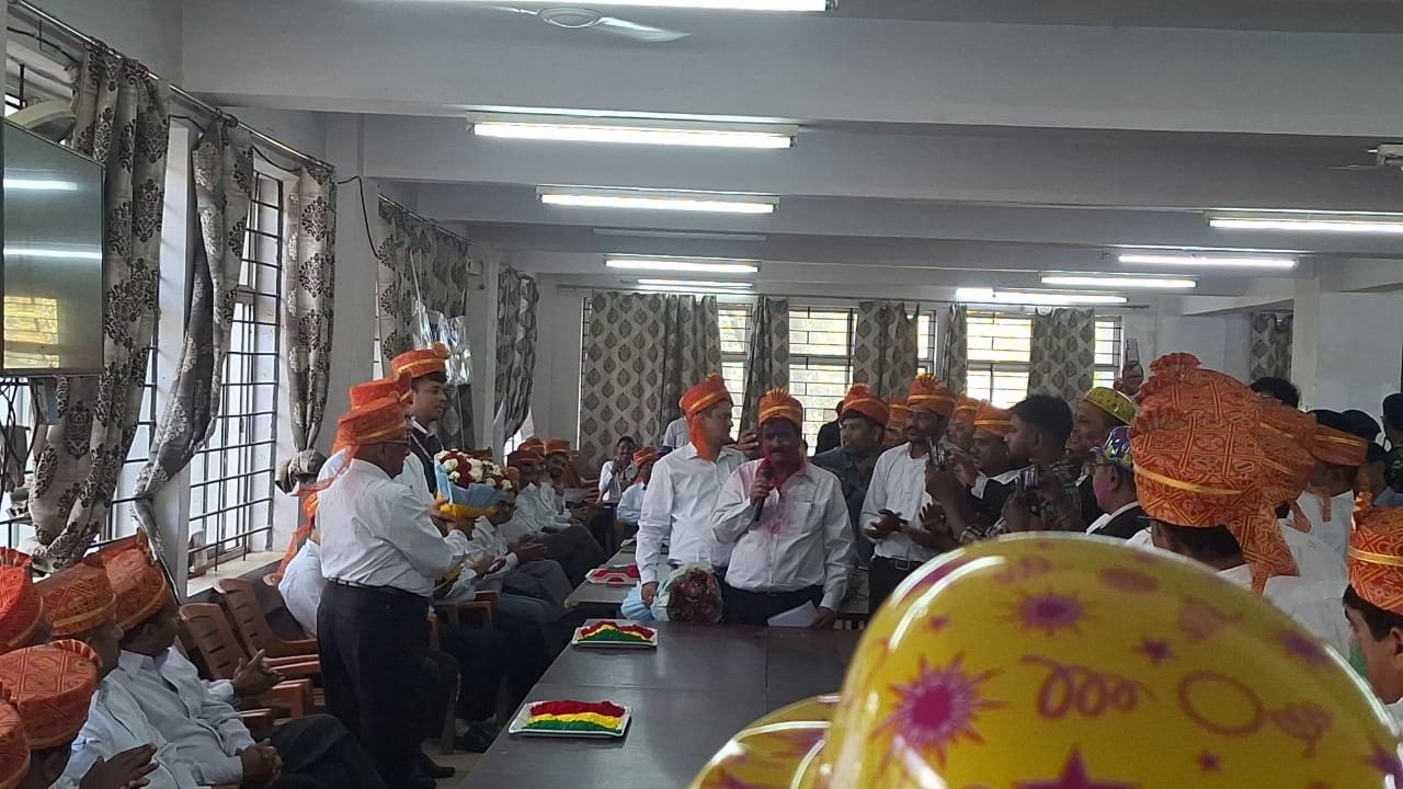 Ranchi: रांची जिला बार भवन में वकीलों और जजों ने खेली होली, दी एक दूसरे को शुभकामनाएं