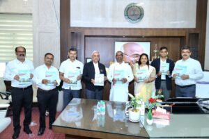 Ranchi: मुख्यमंत्री हेमंत सोरेन ने किया पुस्तक "बाबा बैद्यनाथ ज्योतिलिंग देवघर- A TOUCH OF THE DIVINE" का लोकार्पण