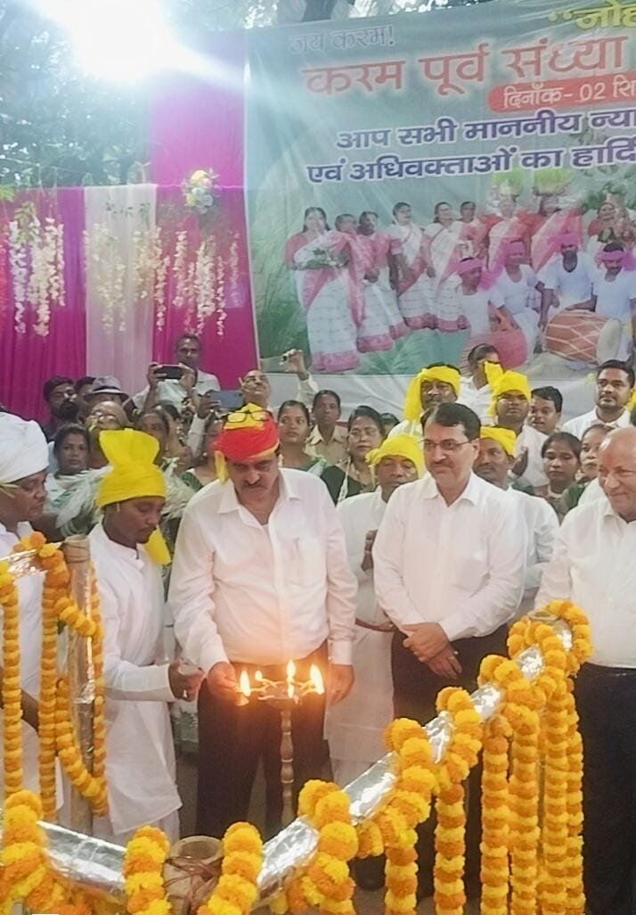 Ranchi: रांची जिला बार भवन परिसर में वकीलों और जजों ने मनाया करम पर्व, गूंजे पारंपरिक गीत, दी बधाई