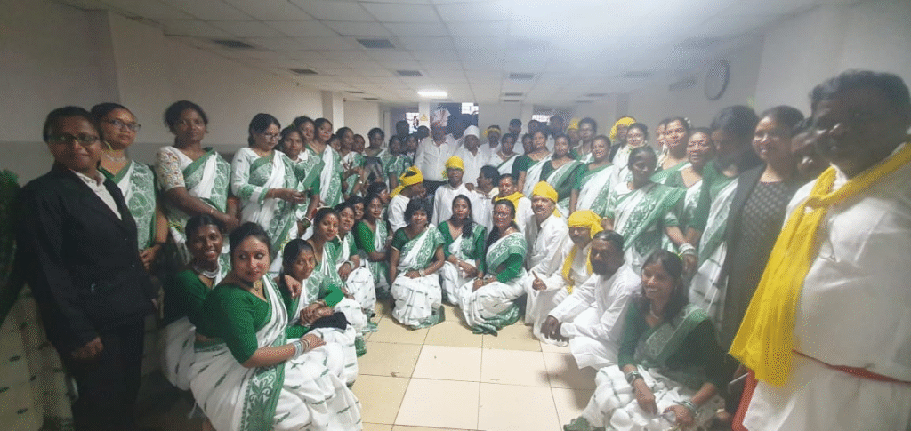 Ranchi: रांची जिला बार भवन परिसर में वकीलों और जजों ने मनाया करम पर्व, गूंजे पारंपरिक गीत, दी बधाई