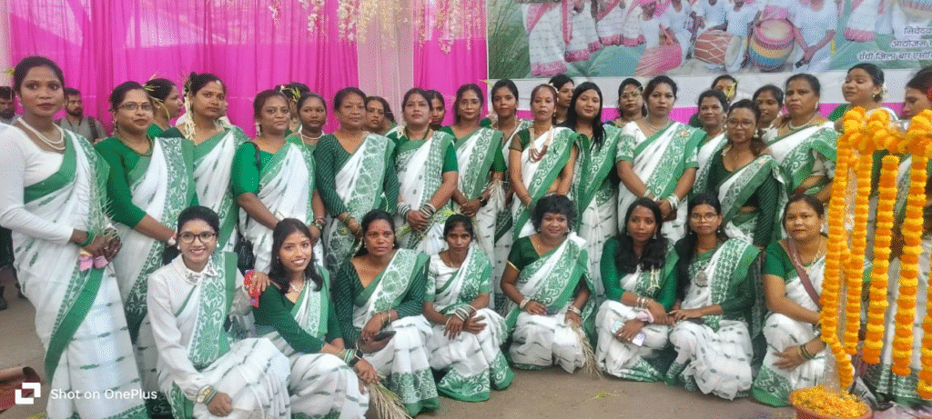Ranchi: रांची जिला बार भवन परिसर में वकीलों और जजों ने मनाया करम पर्व, गूंजे पारंपरिक गीत, दी बधाई