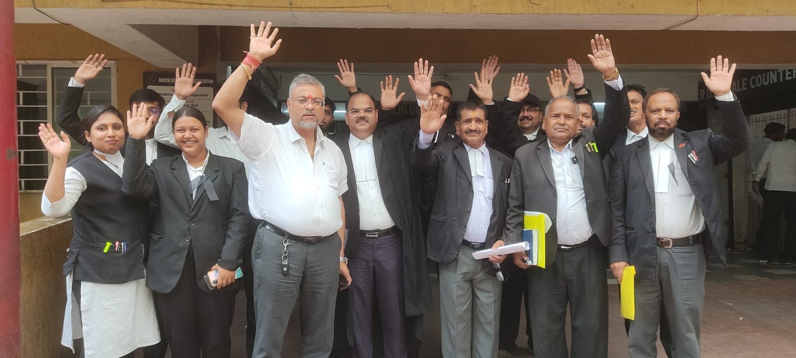 Bar News: लखनऊ की घटना के विरोध में सिविल कोर्ट के वकीलों ने काला बिल्ला लगाकर काम किया, एकजुटता का संदेश