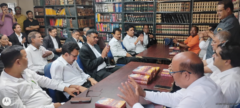 Ranchi RDBA News: अधिवक्ताओं के बीच बंटी गीता, वक्ताओं ने कहा- जीवन जीने की कला सिखाता है यह ग्रंथ